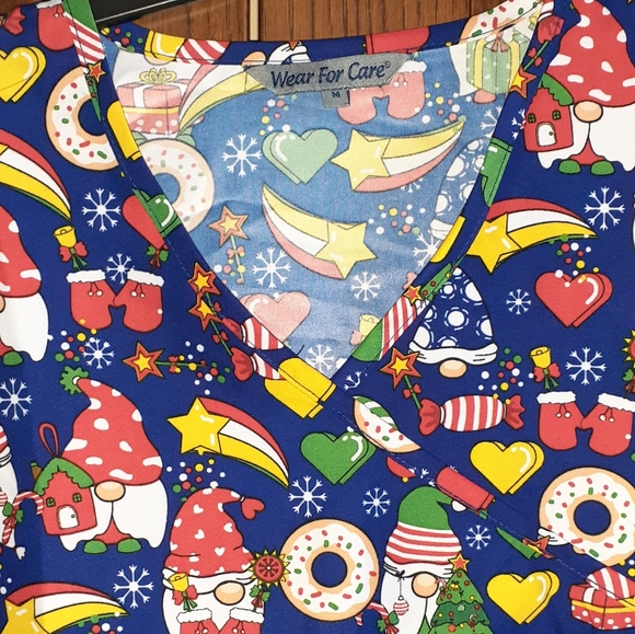 Wear for Care Christmas Gnome Women Scrub Top New - Picture 2 of 4